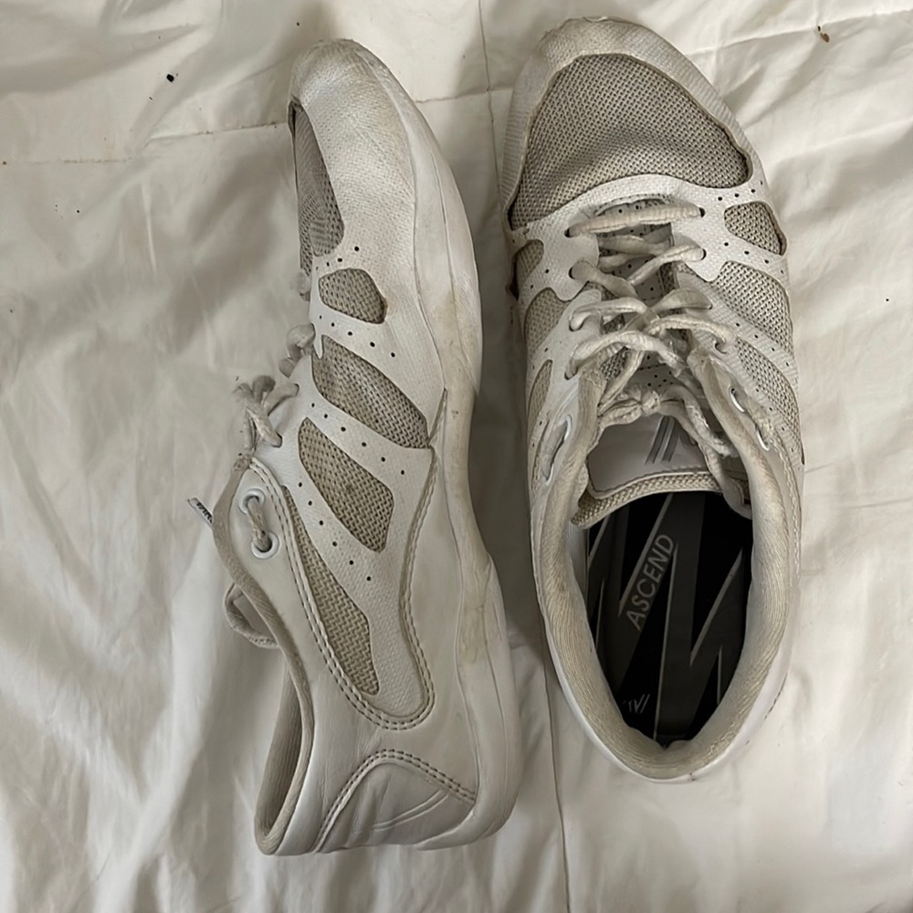 white size 8 cheerleading shoes varsity cheer